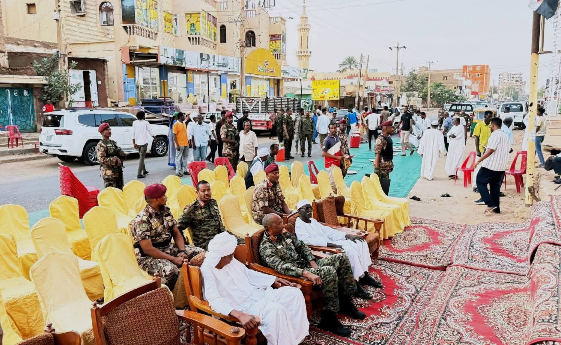 البرهان يتناول إفطار ثاني أيام رمضان في أم درمان القديمة